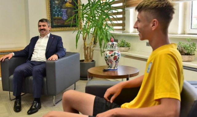 Bursa Yıldırımlı milli tenisçiden Başkan Yılmaz'a ziyaret
