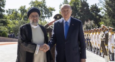 Cumhurbaşkanı Erdoğan, İran'da törenle karşılandı