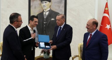 Cumhurbaşkanı Erdoğan'dan Türkiye A Milli Kadın Voleybol Takımı Antrenörü Guidetti'ye 'Turkuaz kart'