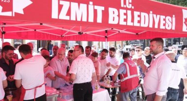Kocaeli İzmit Belediyesi'nden vatandaşa helva ve cüz
