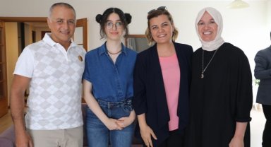 Kocaeli İzmit'te YKS birincisi Zeynep Dila'ya tebrik ziyareti