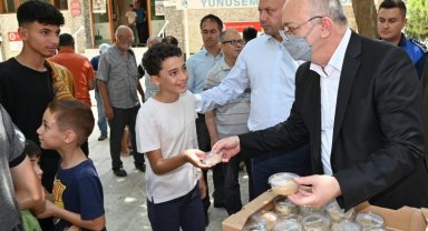 Manisa'da Başkan Ergün'den arife günü helva ikramı
