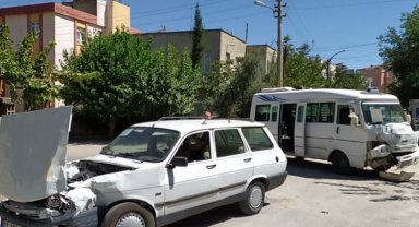 Adıyaman'da yolcu minibüsü otomobille çarpıştı: 4 yaralı