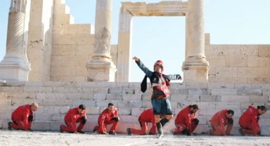 AKUT Denizli'den Zafer'e 'Zeybek'li kutlama