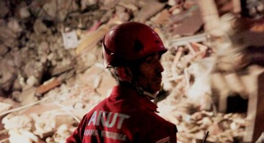 AKUT 'Marmara depremi' anısına nöbette
