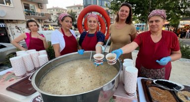 Aşure kazanları İzmir Narlıdere'de kaynadı