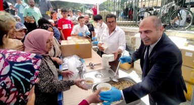 Bursa'nın 6 noktada 10 bin aşure dağıtıldı