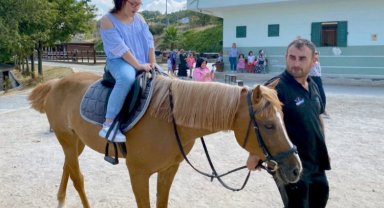 Çocuklara atlı terapi