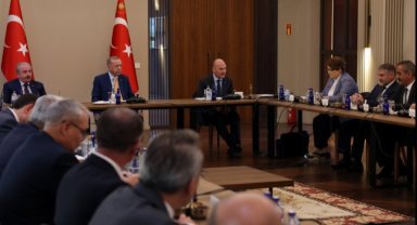 Cumhurbaşkanı Erdoğan, Ahlat'ta bölge valileriyle toplandı