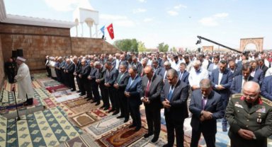 Cumhurbaşkanı Erdoğan Cuma'yı Malazgirt'te kıldı