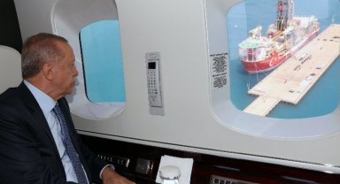 Cumhurbaşkanı Erdoğan havadan inceledi... Erdoğan gemide brifing alıyor