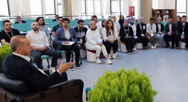Cumhurbaşkanı Erdoğan, kütüphane açılışı sonrası gençlerle bir arada