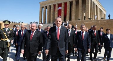 Devlet erkanından Anıtkabir ve Devlet Mezarlığı'na ziyaret