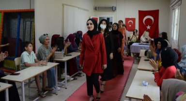 Diyarbakır'da kursiyerler defilede hünerlerini sergiledi