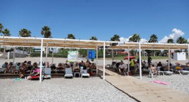 Engelliler denizin tadını engelsiz plajda çıkartıyor