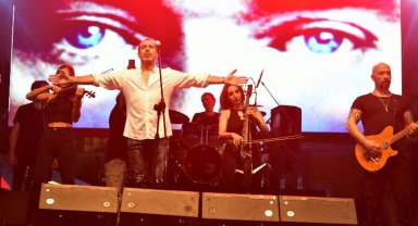 Erguvan Haluk Levent ile açıldı