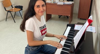 Genç Dilara, piyano çalma hayaline İZMEK'le kavuştu