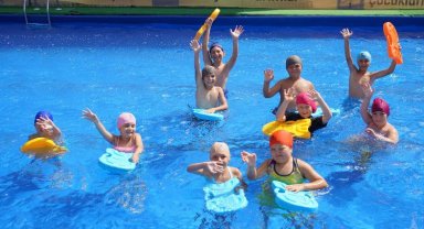 Havuzlar mahalleye, çocuklar yüzmeye