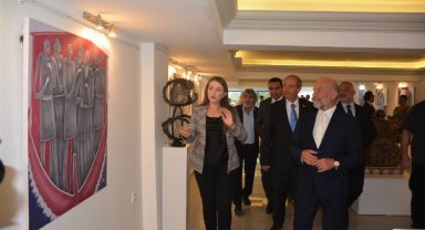 İpek üzerine işlenen 'Evren' görücüye çıktı