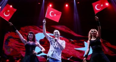 İzmir Aliağa'da 100. Yıla 'Serdar Ortaç'lı kutlama