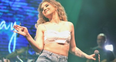 İzmir Bergama'da Ece Mumay konseri