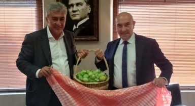 İzmir Güzelbahçe'den Başkan Tunç'a bardacıklı davetiye
