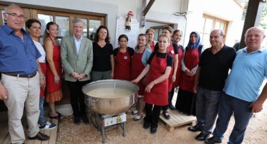 İzmir Narlıdere'de aşure kazanları kaynıyor