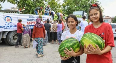 Karpuzcu Başkan vatandaşın sofrasını serinletti, çiftçiyi güldürdü