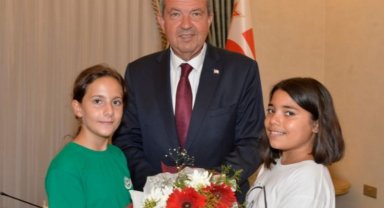 KKTC'de Cumhurbaşkanı Tatar'a yaz okulu öğrencilerinden ziyaret