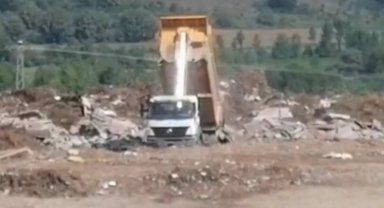 Kocaeli Büyükşehir Belediyesi İzmit'in arazisine kaçak moloz dökerken yakalandı!