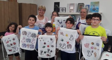 Kocaeli İzmit'te çocuklar 'tokat baskı sanatı'nı öğreniyor