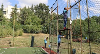 Kocaeli İzmit'te futbol sahalarına bakım
