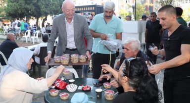 Kocaeli İzmit'te parkta aşure ikramı