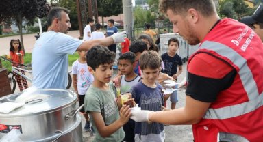 Kocaeli İzmit'te sokak oyunlarına lezzetli mola