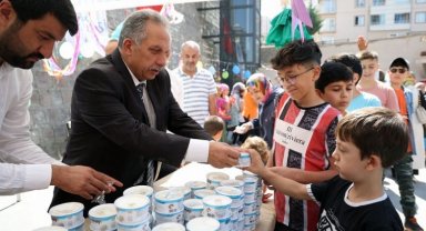 Kur'an kursu öğrencilerine dondurma ikramı