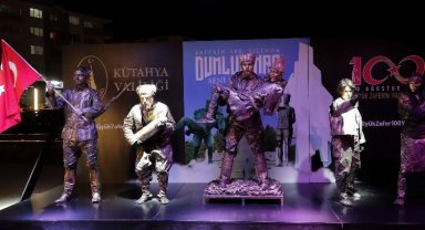 Kütahya'da Büyük Zafer'in coşkusuna canlı heykel performansı