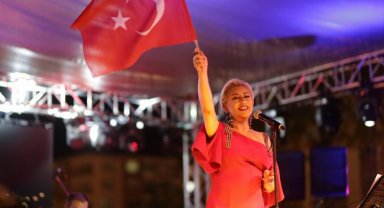 Kütahya'da Muazzez Ersoy'dan 'Zafer' şarkıları