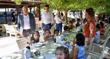 Malatya Doğanşehir Belediye Başkanı Durali Zelyurt çocuklarla buluştu