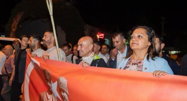 Meşalelerle İzmir yolundalar