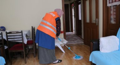 Rize'de bakıma muhtaç ailelerin evlerine temizlik