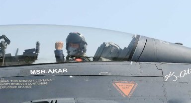 Bakan Akar F-16'nın kokpitinde!
