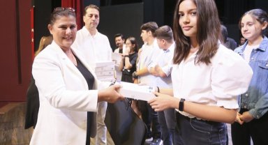 Başarılı öğrenciler ödülü Çerçioğlu'ndan aldı