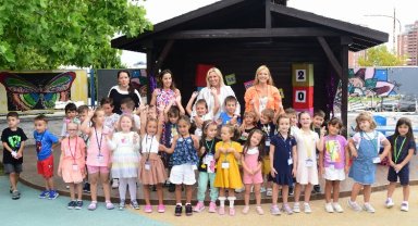 Bursa'da Egeberkli miniklerden okula eğlenceli 'merhaba'