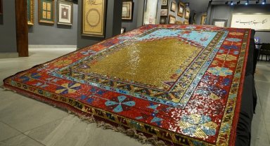 Cam mozaik seccade İstanbul'da sergileniyor