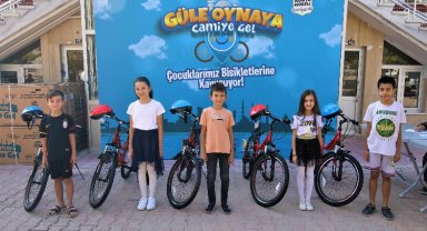 Camiye giden çocuklara bisiklet