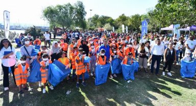 Çevre gönüllüleri İzmir'i temizliyor
