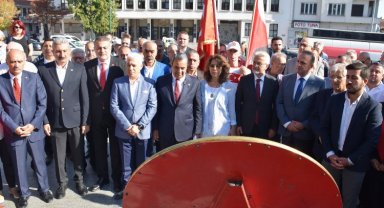 CHP Bursa'dan 99. yıl çelengi