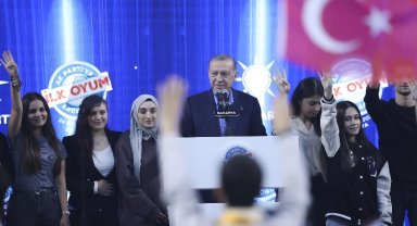 Cumhurbaşkanı Erdoğan 'ilk oyum' buluşmasında gençlere seslendi