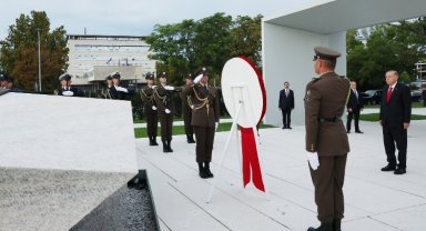 Cumhurbaşkanı Erdoğan'dan Zagreb'de Vatan Anıtı'na çelenk