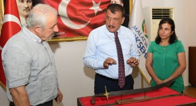 Damascus ustasından Başkan Gürkan'a özel hediye